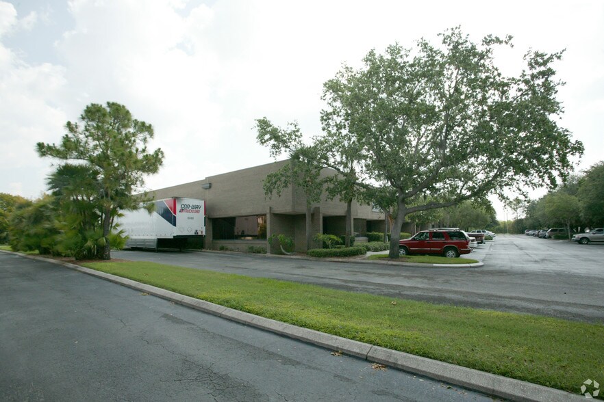 More Photos Of 1661 Commerce Ave N, Saint Petersburg Warehouse For Lease