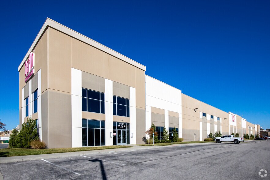 More Photos Of 4400 NW 41st St, Riverside Distribution For Lease