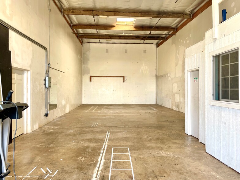 Primary Photo Of 94-503 Ukee St, Waipahu Warehouse For Lease