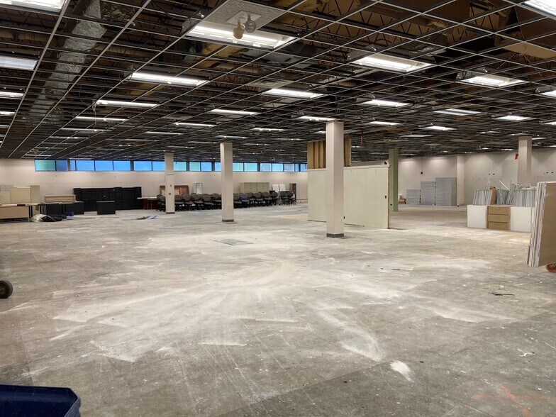 More Photos Of 2004 Miner St, Des Plaines Showroom For Lease