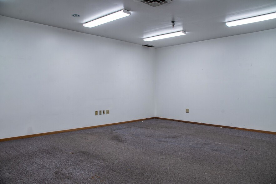 More Photos Of 825 Highway 151, Platteville Warehouse For Lease