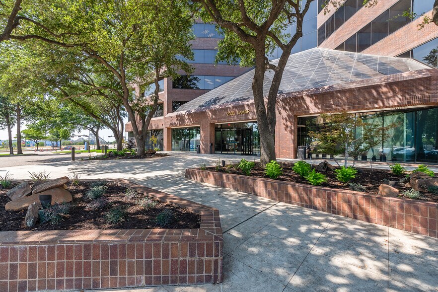 More Photos Of 2000 E Lamar Blvd, Arlington Office For Lease