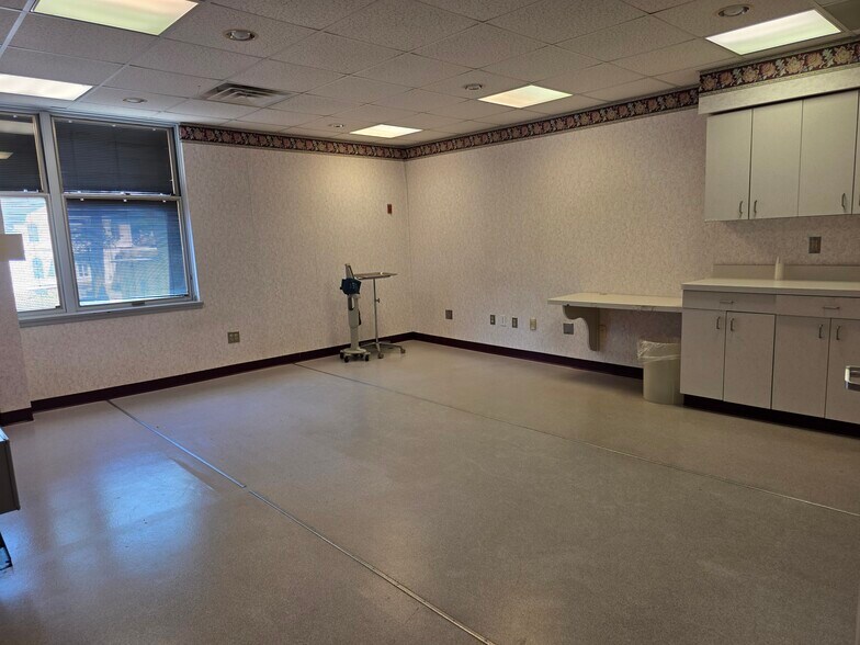More Photos Of 329 Belleville Ave, Bloomfield Medical For Lease