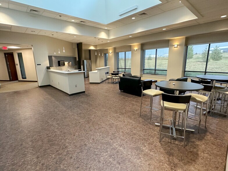 More Photos Of 10315 Camp Dr, Williston Flex For Lease