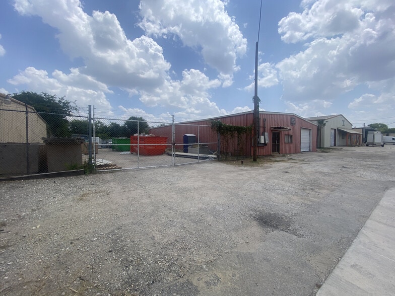 More Photos Of 3514 Copeland Dr, San Antonio Light Manufacturing For Sale