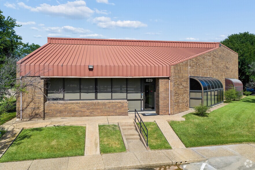 More Photos Of 801-815 Greenview Dr, Grand Prairie Unknown For Lease