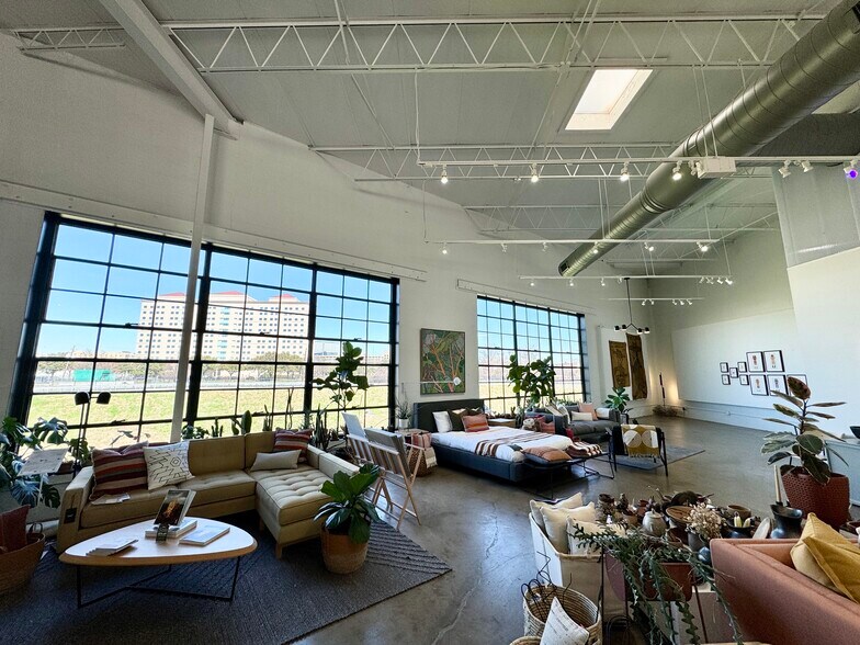 More Photos Of 2530-2532 Converse St, Dallas Light Manufacturing For Sale