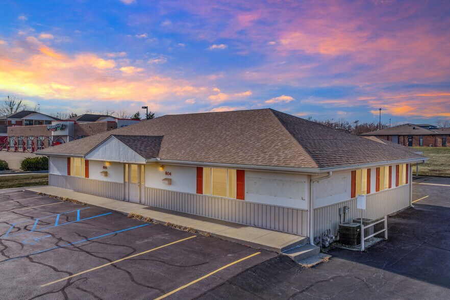 More Photos Of 804 Winchester Dr, Sedalia Medical For Sale