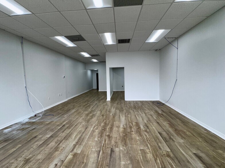 More Photos Of 1410 Commerce Blvd, Sarasota Flex For Lease