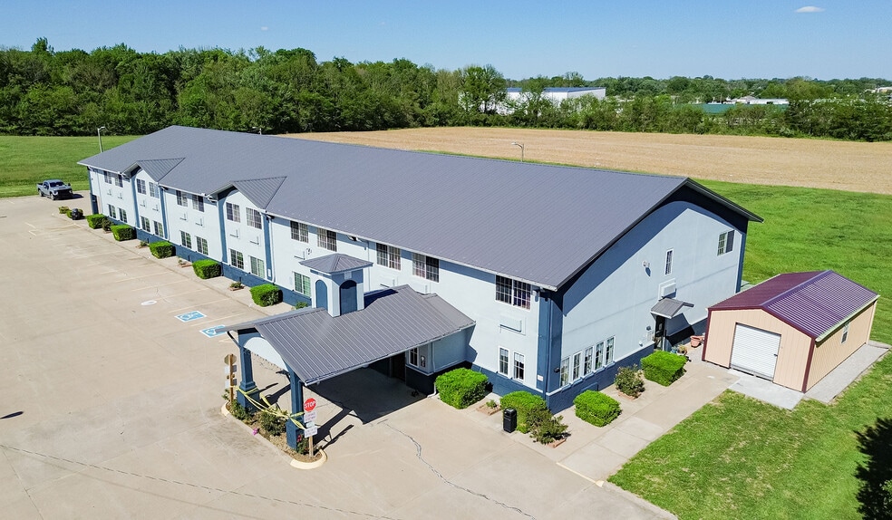 More Photos Of 937 Enterprise Ln, Mount Carmel Hotel For Sale