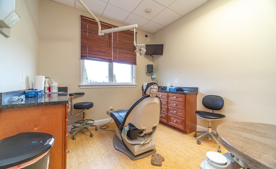 More Photos Of 30 Country Squire Dr, Cromwell Medical For Sale
