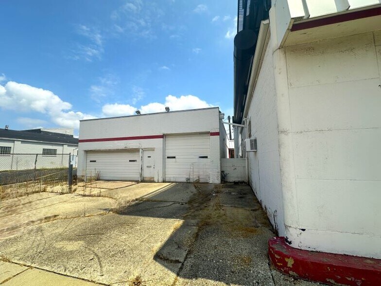 More Photos Of 323 S Jefferson St, Dayton General Retail For Sale