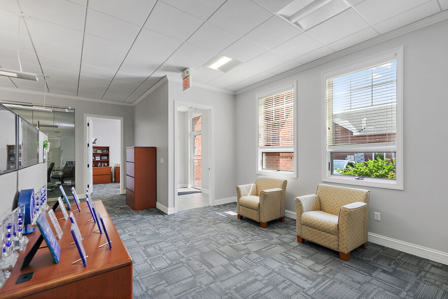More Photos Of 220 Garden St, Yorkville Office For Sale