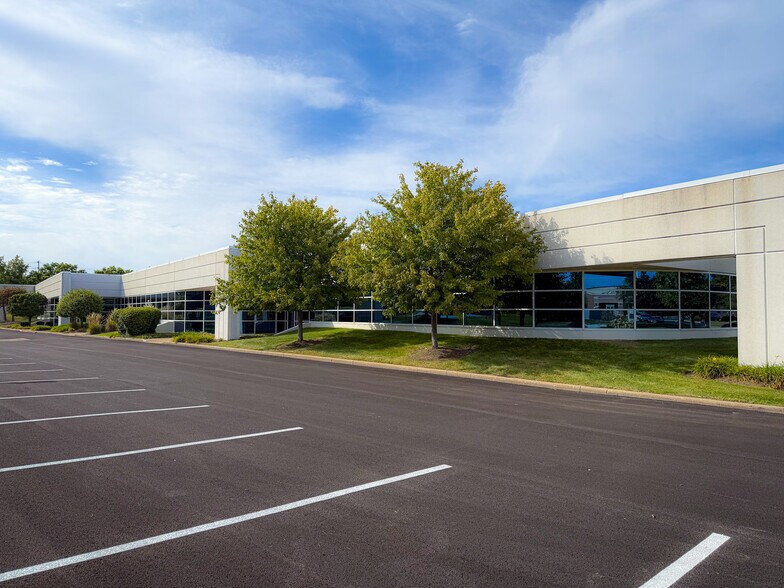 More Photos Of 1555 Bond St, Naperville Office For Lease