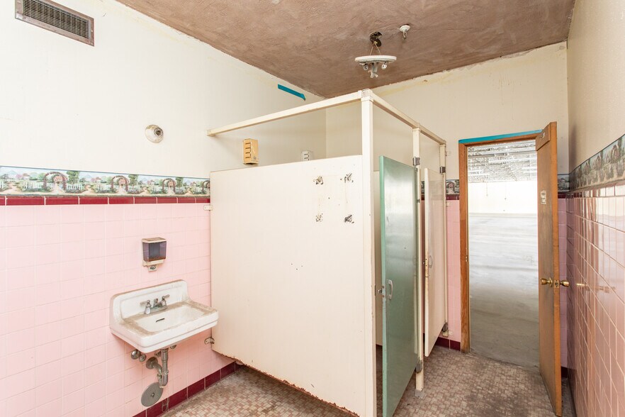 More Photos Of 2200 5th St, Wichita Falls Warehouse For Sale