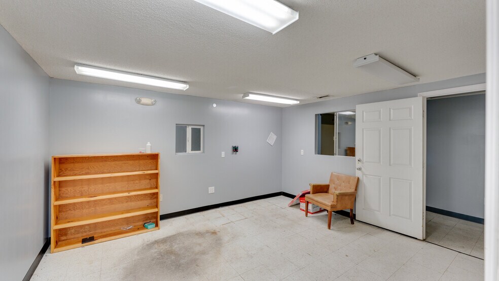More Photos Of 510 N Walker St, Quitman Light Manufacturing For Sale