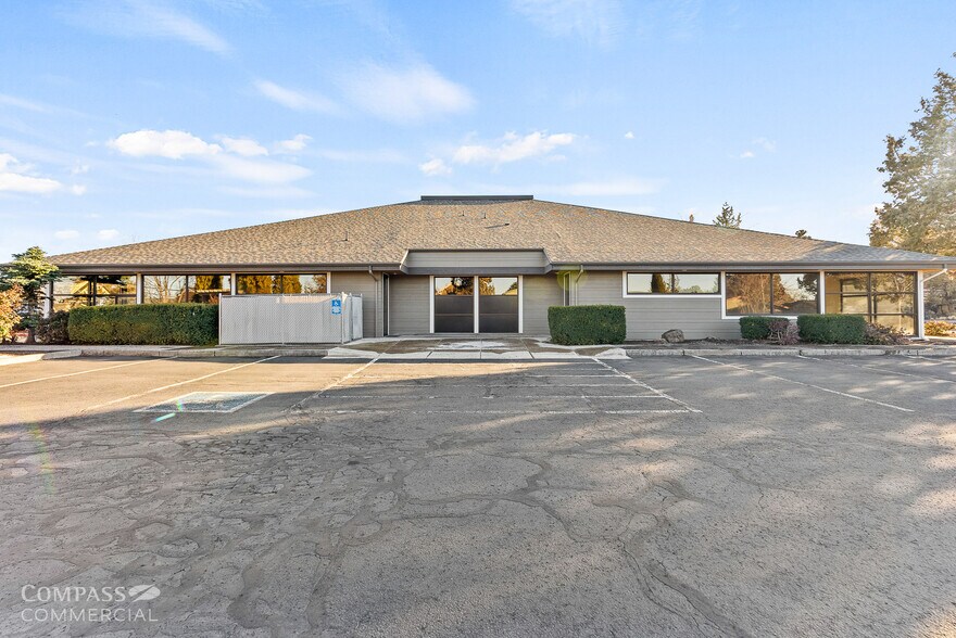 More Photos Of 2698 NE Courtney Dr, Bend Medical For Lease