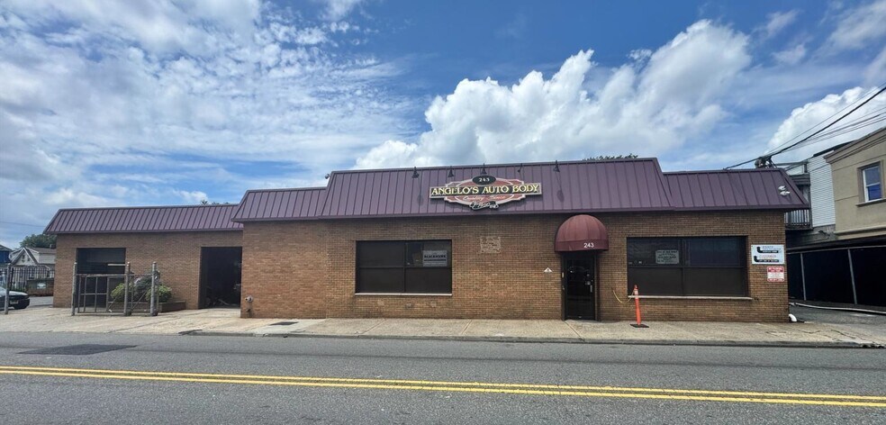 Primary Photo Of 243 Coit St, Irvington Auto Repair For Sale