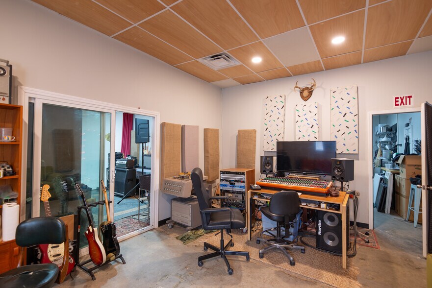 More Photos Of 5010 N Nebraska Ave, Tampa Light Distribution For Lease