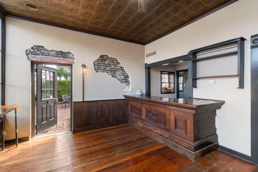 More Photos Of 901 Franklin Ave, Lexington General Retail For Sale