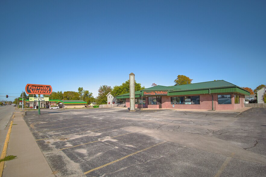 More Photos Of 509 N Main St, Monmouth Freestanding For Lease