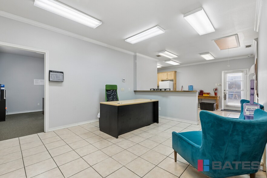 More Photos Of 423 Gautney St, Garland Showroom For Sale