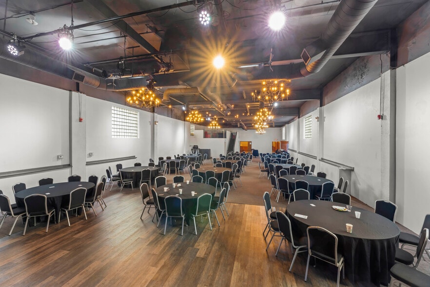 More Photos Of 19 N Main St, Washington Storefront For Sale