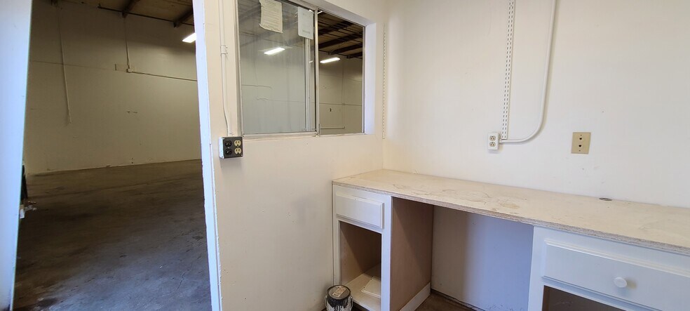 More Photos Of 2443-2455 McGilchrist St SE, Salem Warehouse For Lease