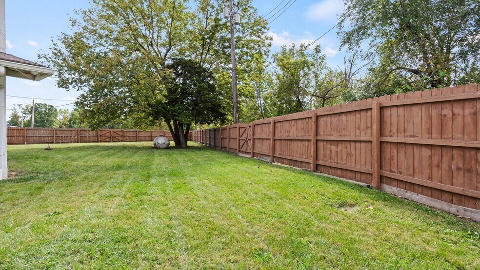 More Photos Of 13101-13109 E Blue Pky, Kansas City Freestanding For Sale