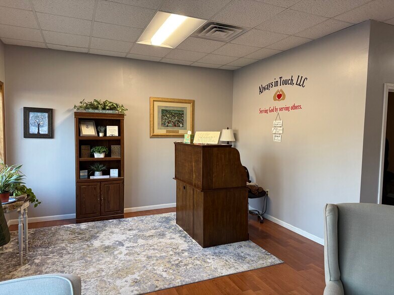 More Photos Of 720 S Washington St, Bunker Hill General Retail For Sale