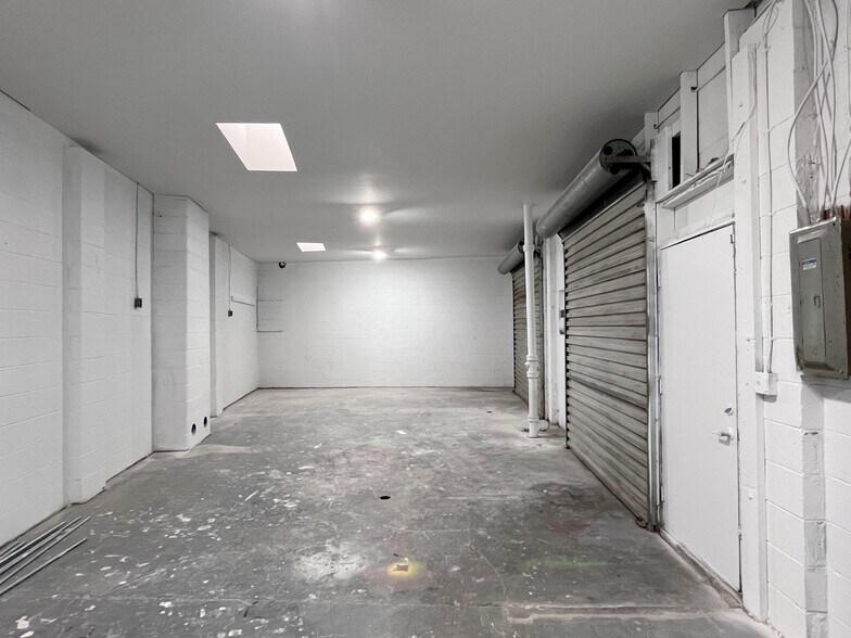 More Photos Of 11 Smith Pl, Columbus Warehouse For Lease