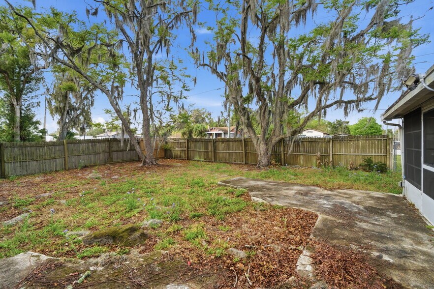 More Photos Of 1030 Camphor Ln, Deland General Retail For Sale