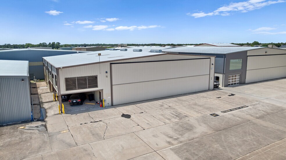 More Photos Of 18000 Groschke Rd, Houston Airplane Hangar For Lease