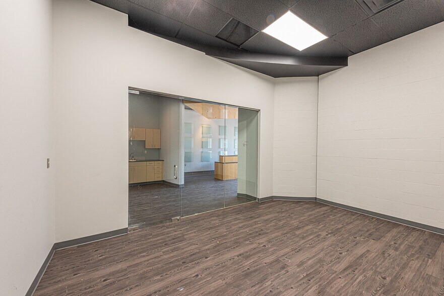 More Photos Of 5501 Pinnacle Point Dr, Rogers Office For Lease