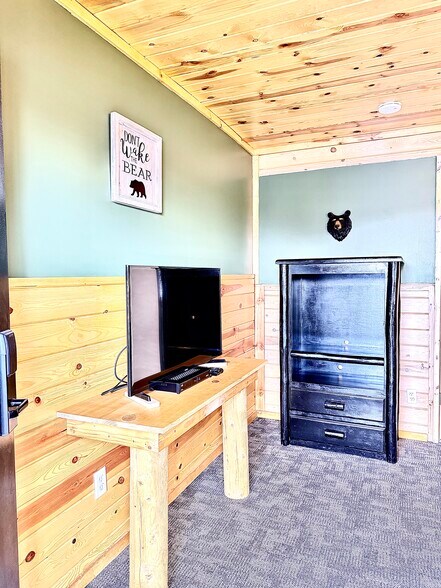 More Photos Of 1665 Whisper Ridge Rd, Ashton Hotel For Sale