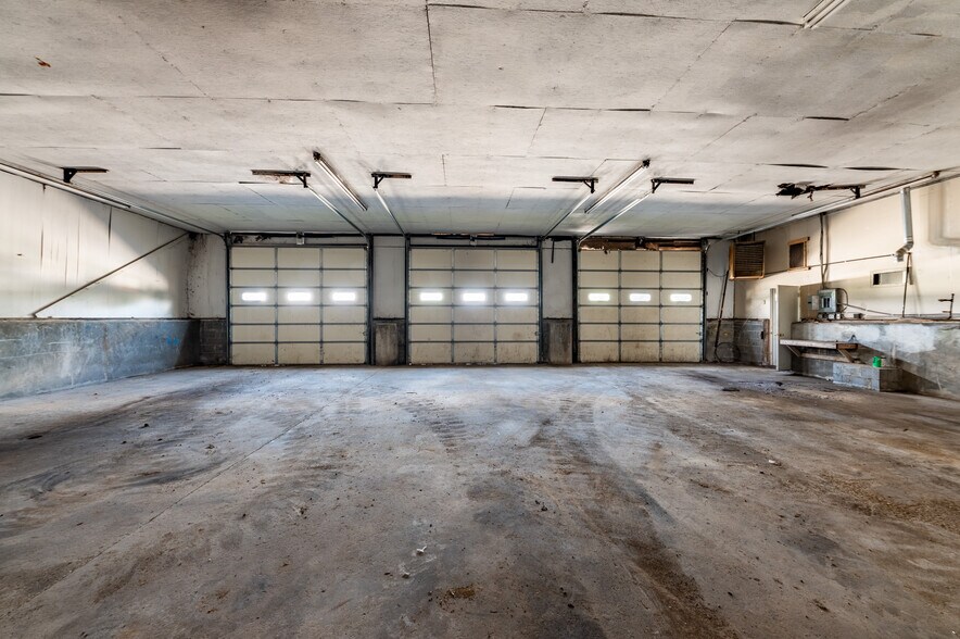 More Photos Of 69 Middletown Rd, Fairmont Manufacturing For Sale