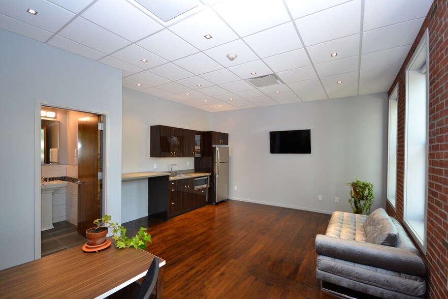 More Photos Of 20 W Main St, Riverhead Office For Lease