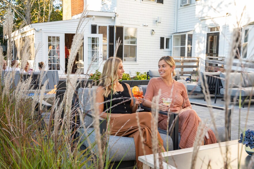 More Photos Of 277 Route 6A, Yarmouth Port Hotel For Sale