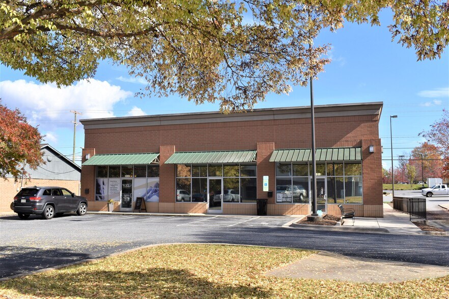 More Photos Of 2923 N Center St, Hickory Freestanding For Lease