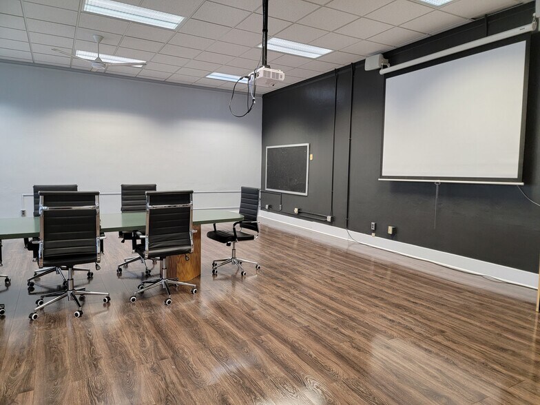 More Photos Of 1034 S 18th St, Manitowoc Flex For Lease