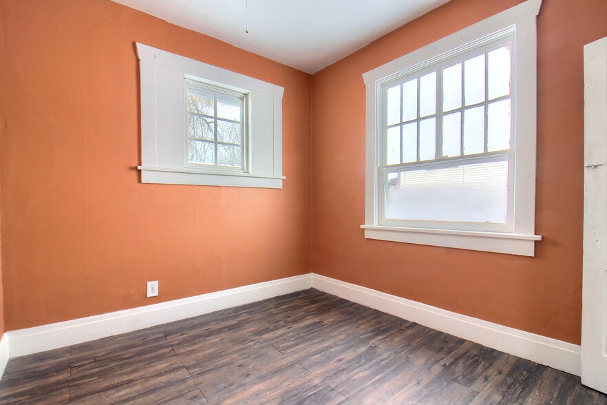 More Photos Of 2555 Sheridan Blvd, Edgewater Storefront Retail Office For Sale