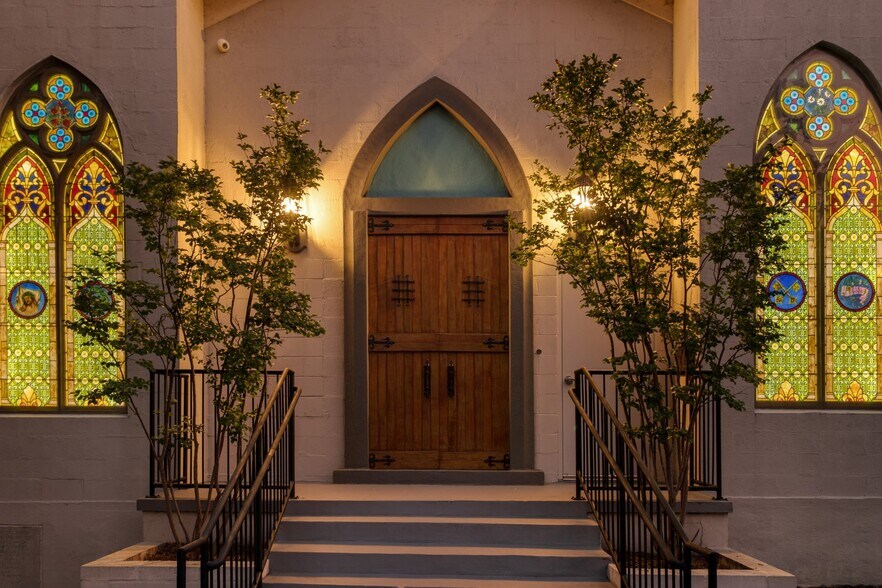 More Photos Of 2205 E 12th St, Austin Movie Radio TVStudio For Sale