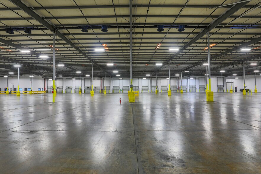 More Photos Of 1350 Tradeport Dr, Orlando Warehouse For Lease