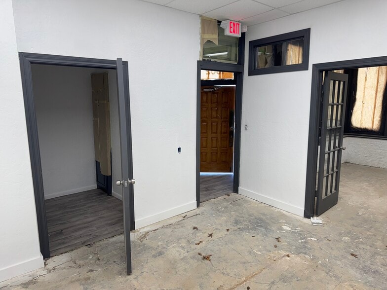 More Photos Of 1002 W Gore Blvd, Lawton Office For Sale