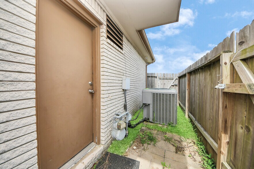 More Photos Of 2001 John St, Pasadena Office For Sale