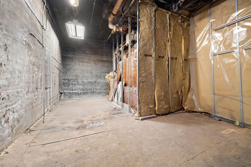 More Photos Of 71-81 Av Du Mont-Royal O, Montréal Office For Sale