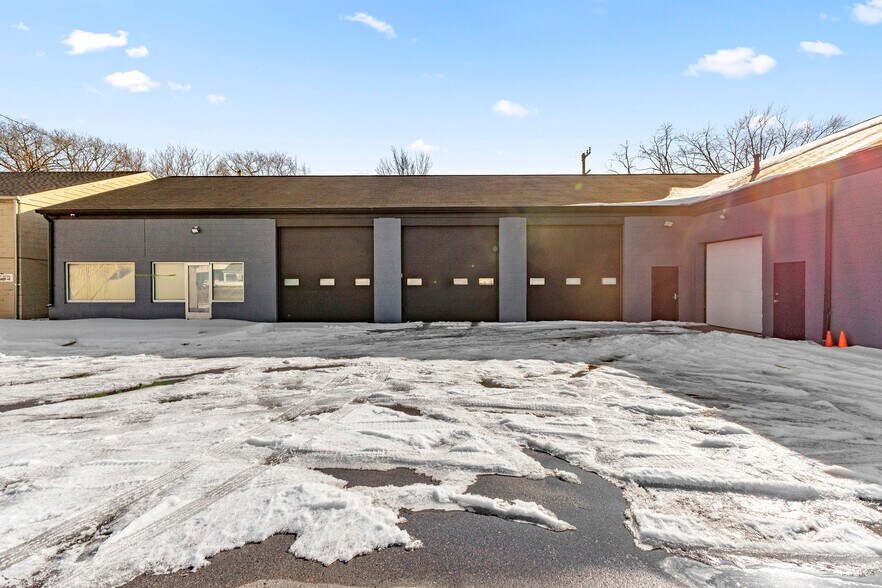 More Photos Of 26289 W Eight Mile Rd, Redford Township Manufacturing For Lease
