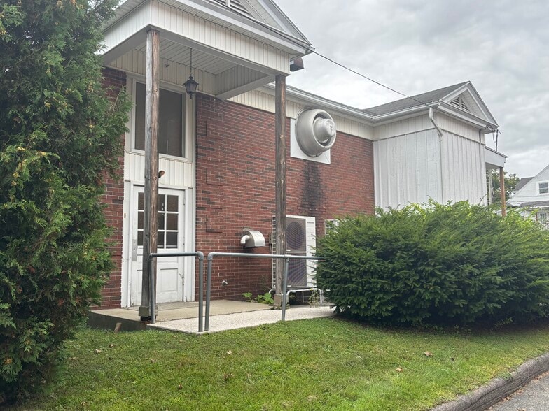 More Photos Of 41 Wendell Ave, Pittsfield Specialty For Sale