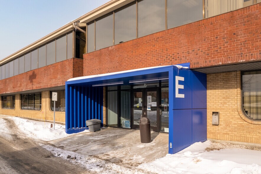 More Photos Of 7900 Boul Taschereau, Brossard Unknown For Lease