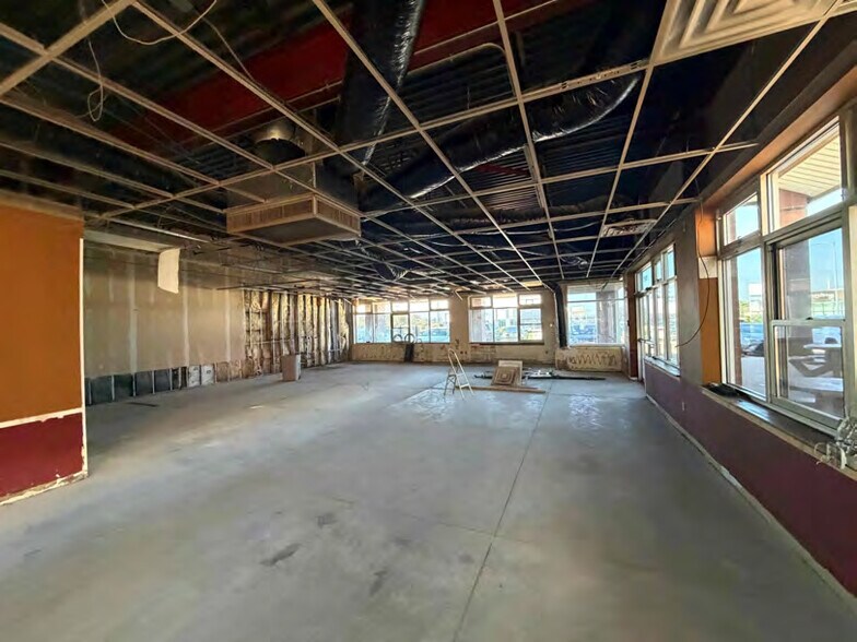 More Photos Of 1061 N Center Point Rd, Hiawatha Restaurant For Lease